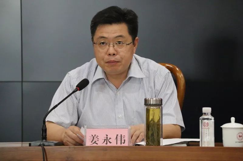 打铁还需自身硬久旱逢甘正当时曲阜政德办全体人员参